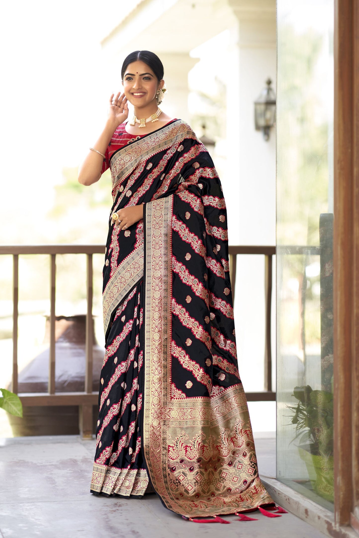 ZEEKHA Woven Kanjivaram Jacquard Silk Withe Embroidery Work blouse Saree (Black)-ZSEIELK01