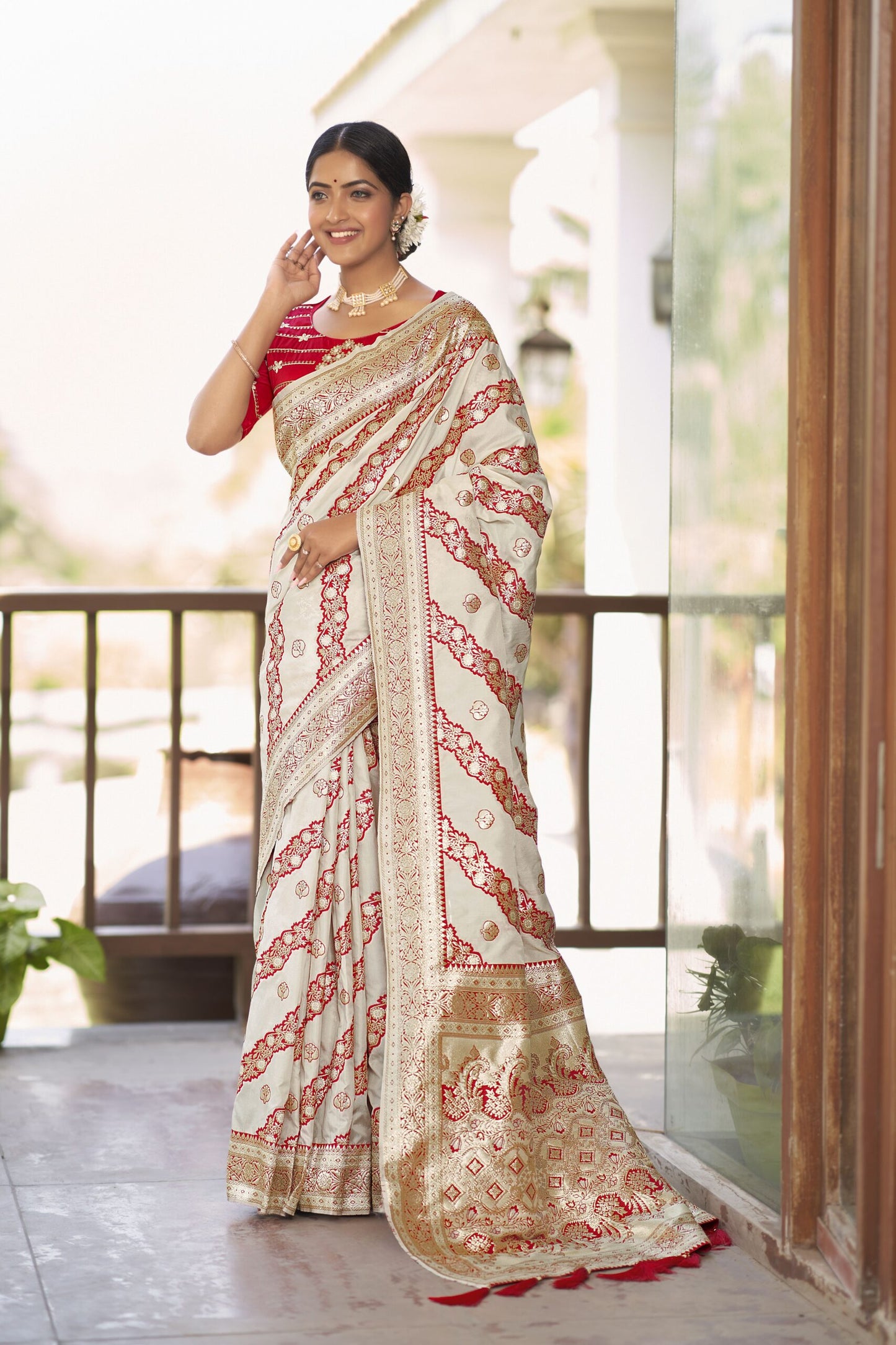 ZEEKHA Woven Kanjivaram Jacquard Silk Withe Embroidery Work blouse Saree (White)-ZSEIELK01