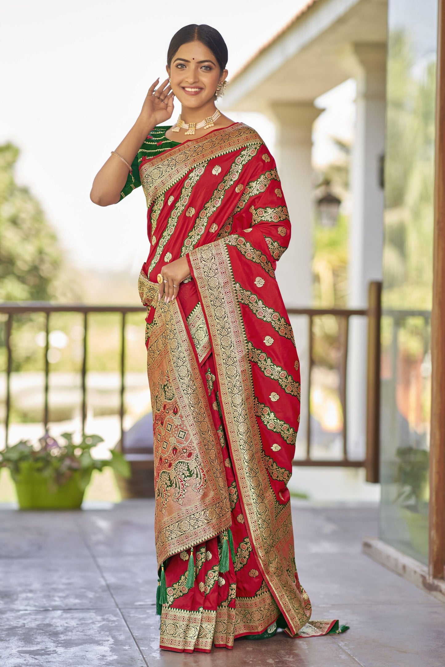 ZEEKHA Woven Kanjivaram Jacquard Silk Withe Embroidery Work blouse  Saree (Red)-ZSEIELK01