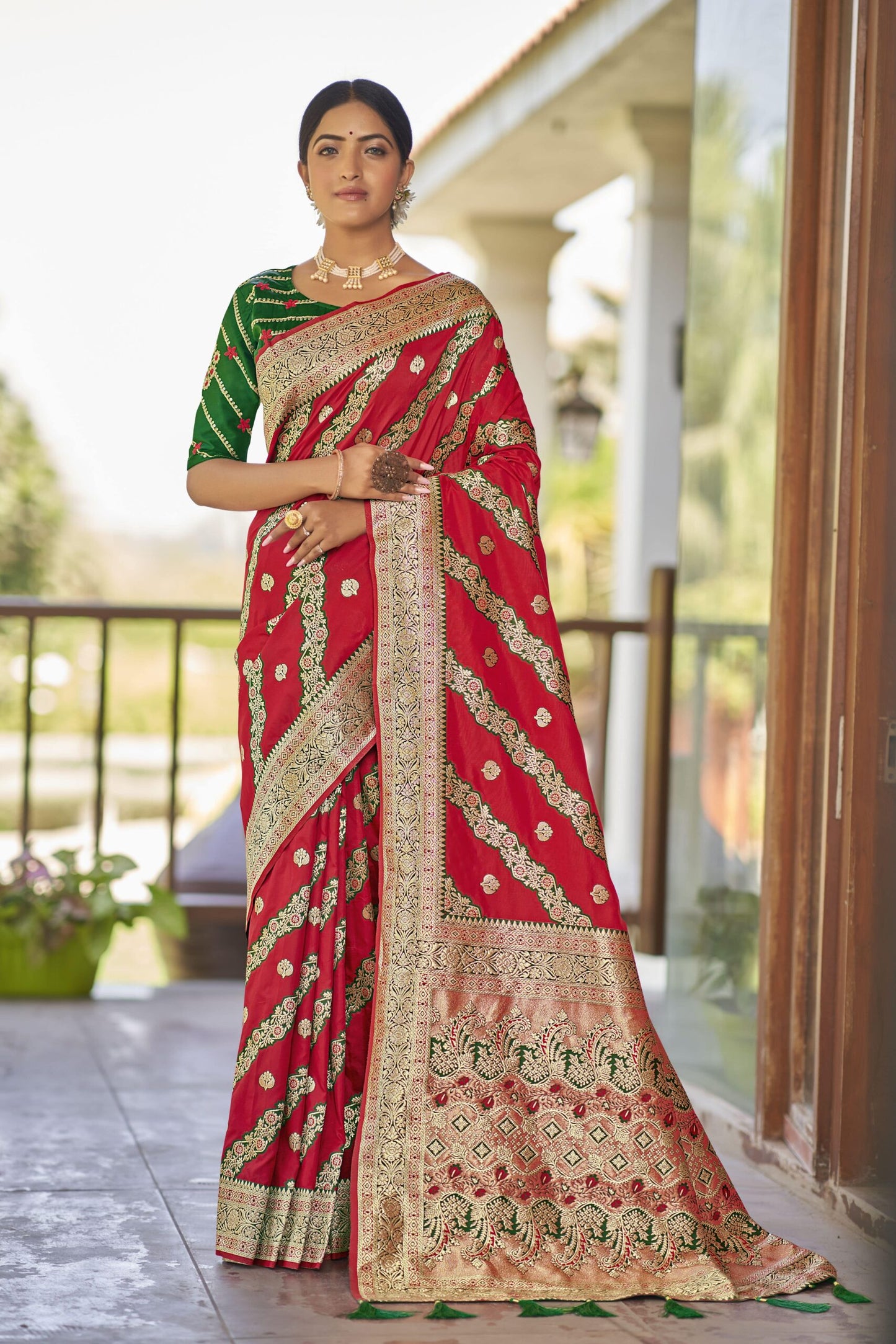 ZEEKHA Woven Kanjivaram Jacquard Silk Withe Embroidery Work blouse  Saree (Red)-ZSEIELK01