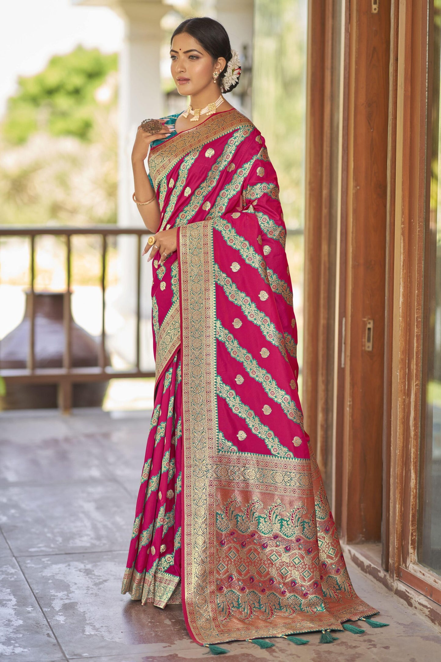 ZEEKHA Woven Kanjivaram Jacquard Silk Withe Embroidery Work blouse  Saree  (Pink)-ZSEIELK01