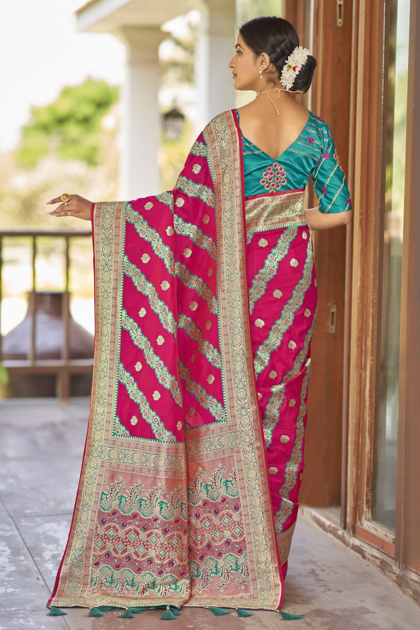 ZEEKHA Woven Kanjivaram Jacquard Silk Withe Embroidery Work blouse  Saree  (Pink)-ZSEIELK01