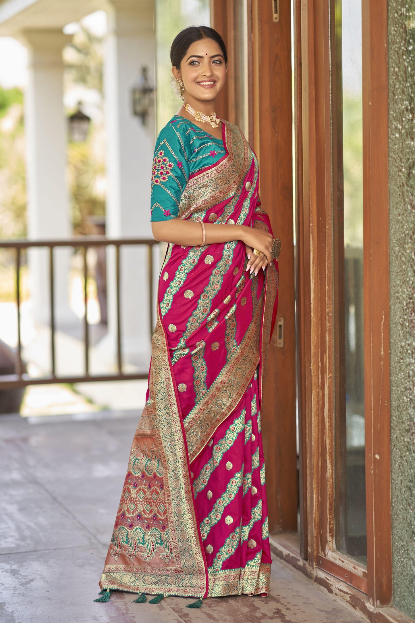 ZEEKHA Woven Kanjivaram Jacquard Silk Withe Embroidery Work blouse  Saree  (Pink)-ZSEIELK01