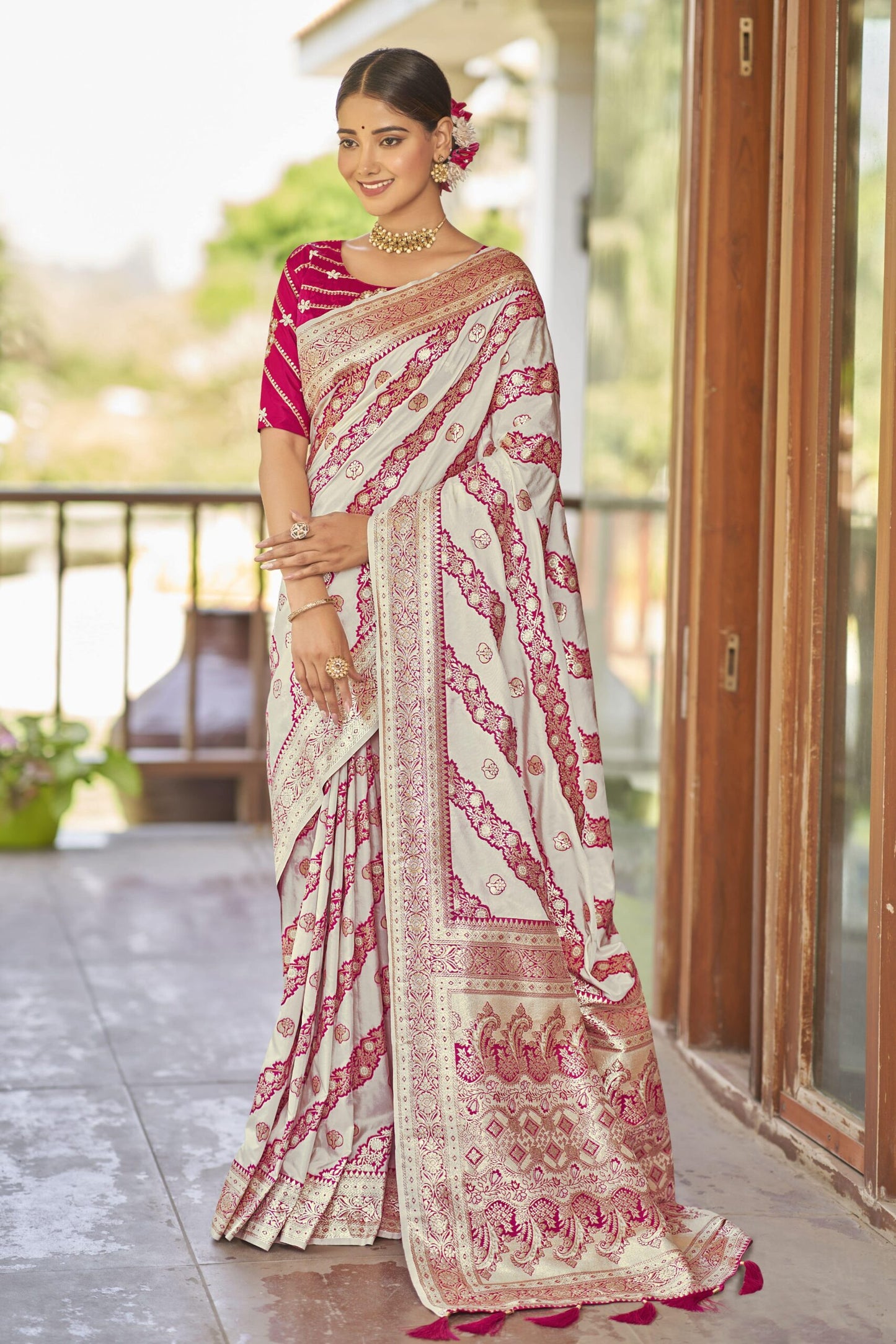 ZEEKHA Woven Kanjivaram Jacquard Silk Withe Embroidery Work blouse  Saree (Cream)-ZSEIELK01