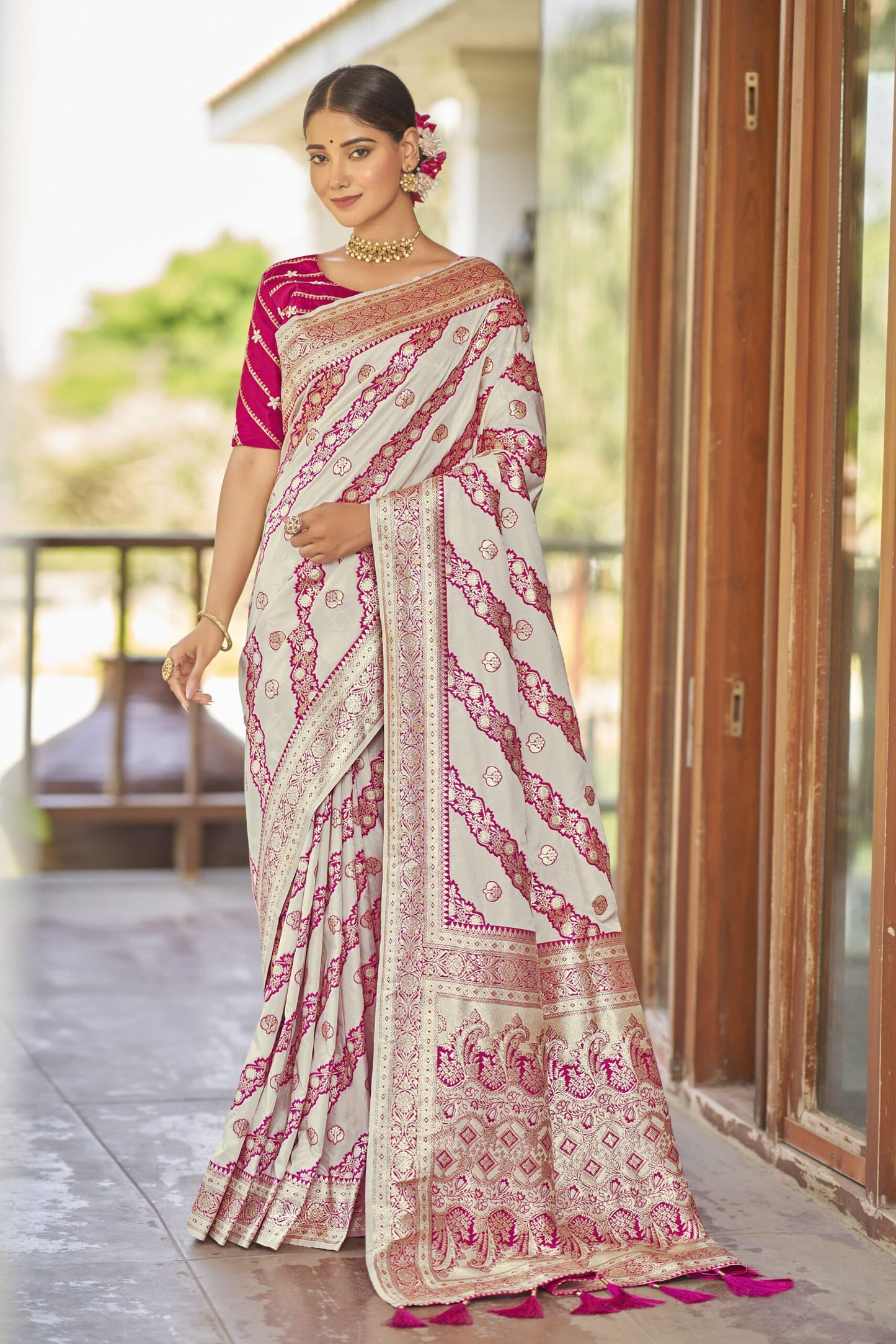 ZEEKHA Woven Kanjivaram Jacquard Silk Withe Embroidery Work blouse  Saree (Cream)-ZSEIELK01