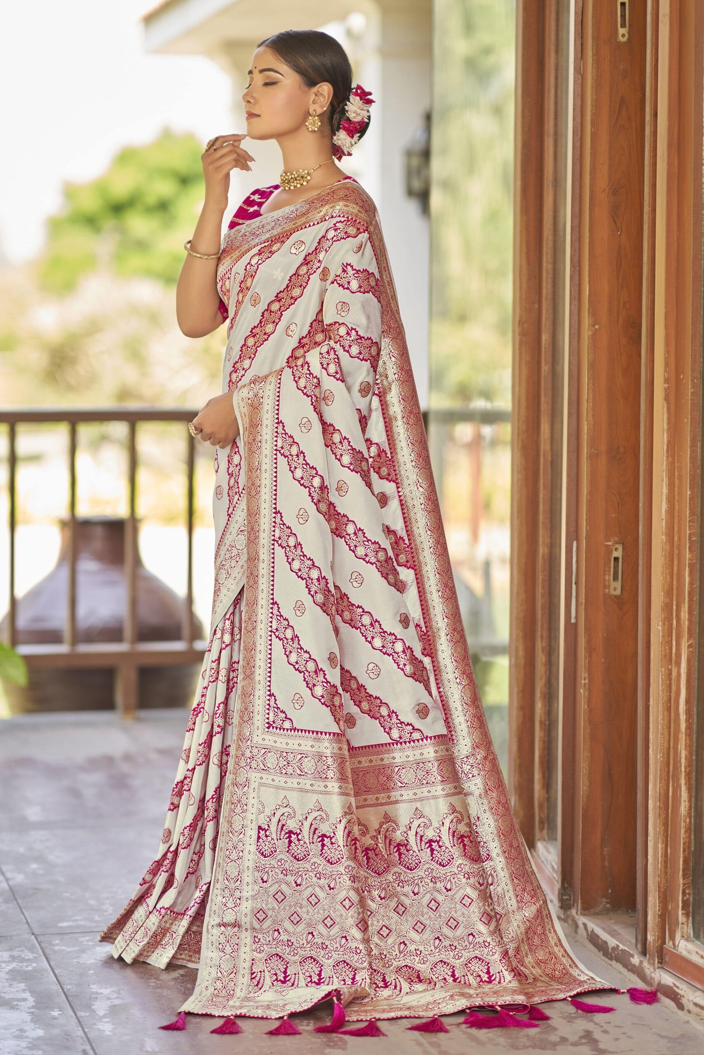 ZEEKHA Woven Kanjivaram Jacquard Silk Withe Embroidery Work blouse  Saree (Cream)-ZSEIELK01