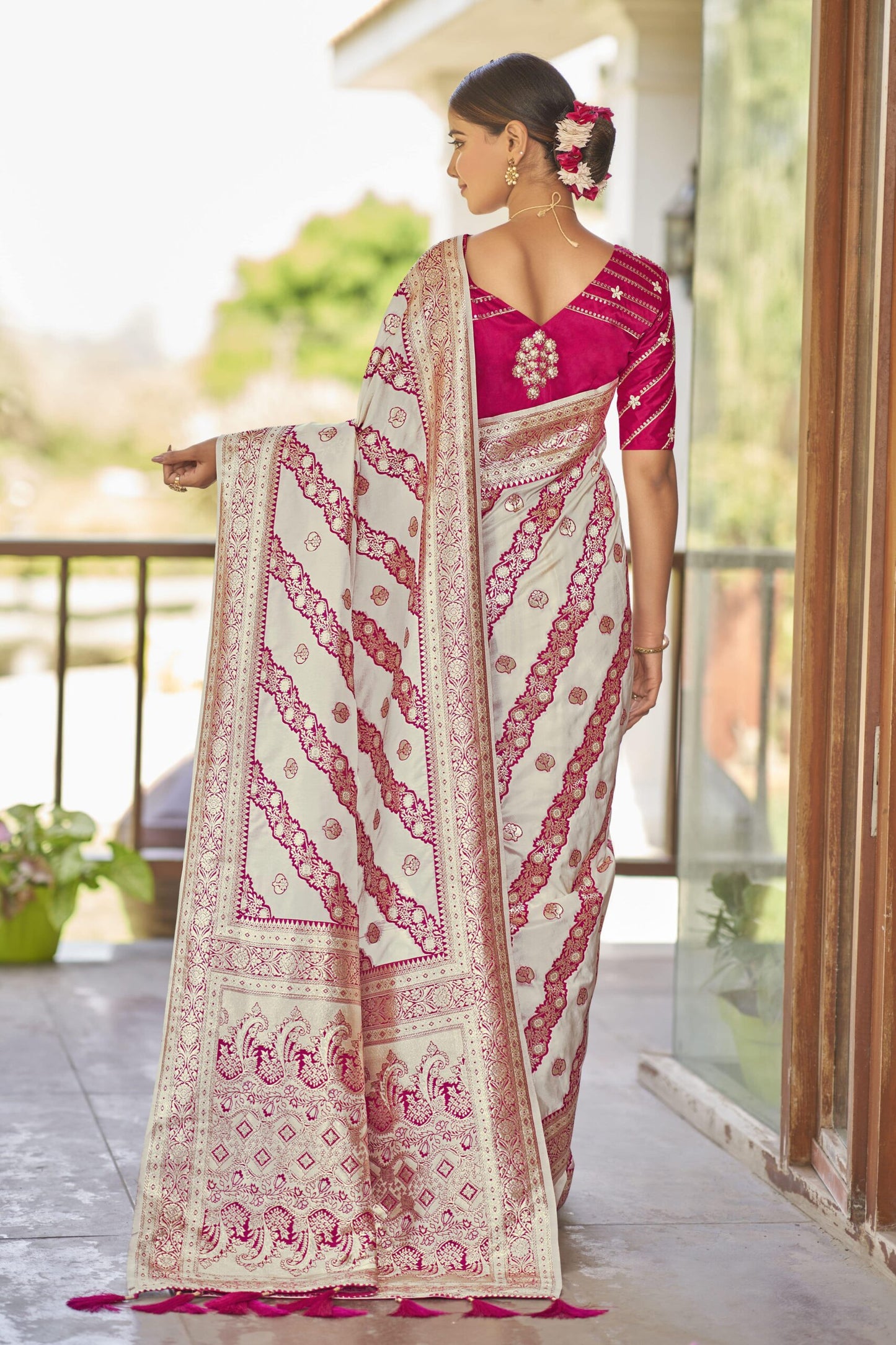 ZEEKHA Woven Kanjivaram Jacquard Silk Withe Embroidery Work blouse  Saree (Cream)-ZSEIELK01