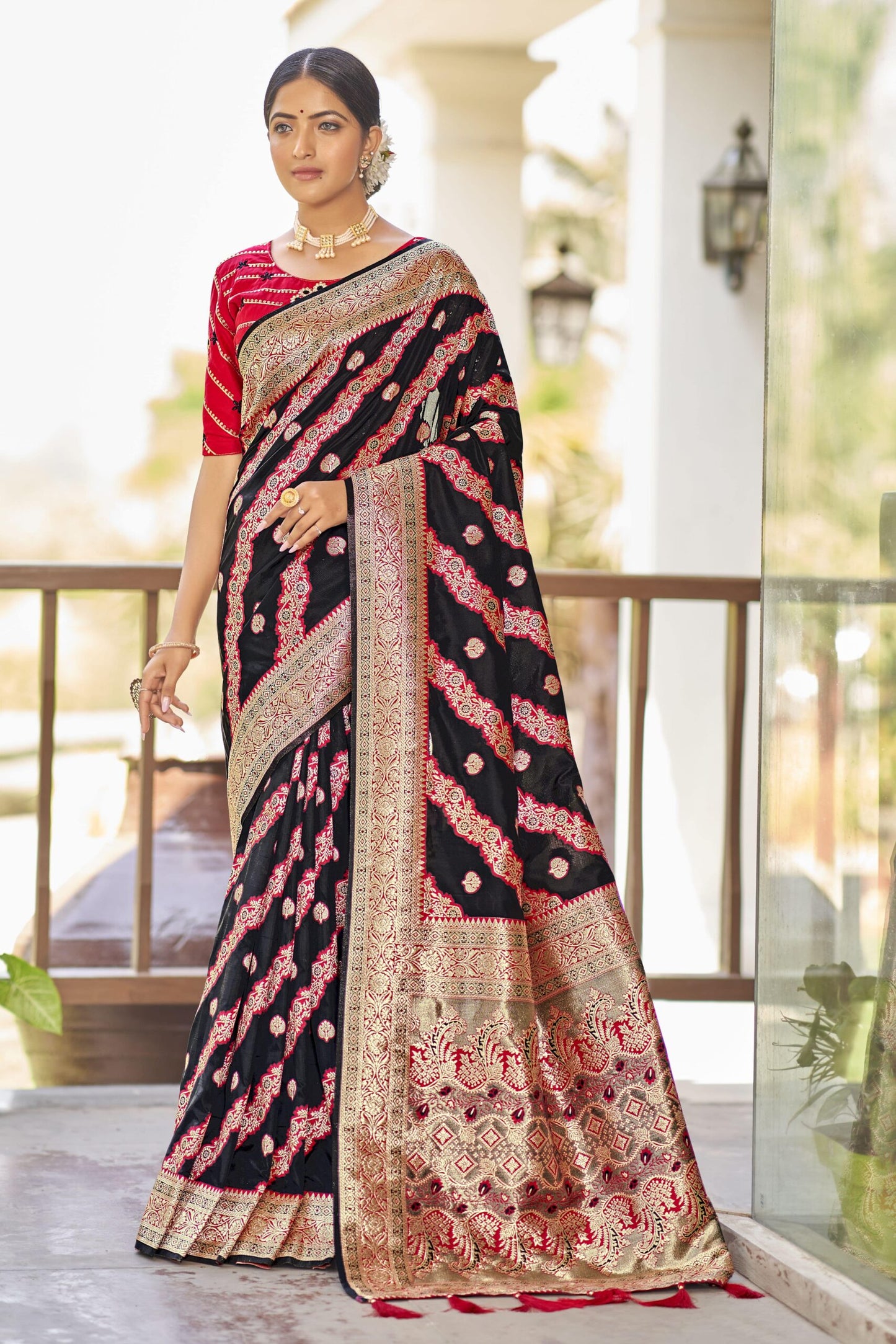 ZEEKHA Woven Kanjivaram Jacquard Silk Withe Embroidery Work blouse Saree (Black)-ZSEIELK01