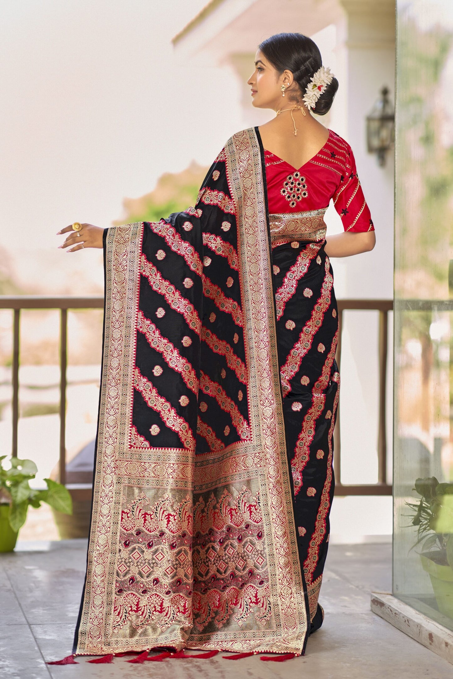 ZEEKHA Woven Kanjivaram Jacquard Silk Withe Embroidery Work blouse Saree (Black)-ZSEIELK01