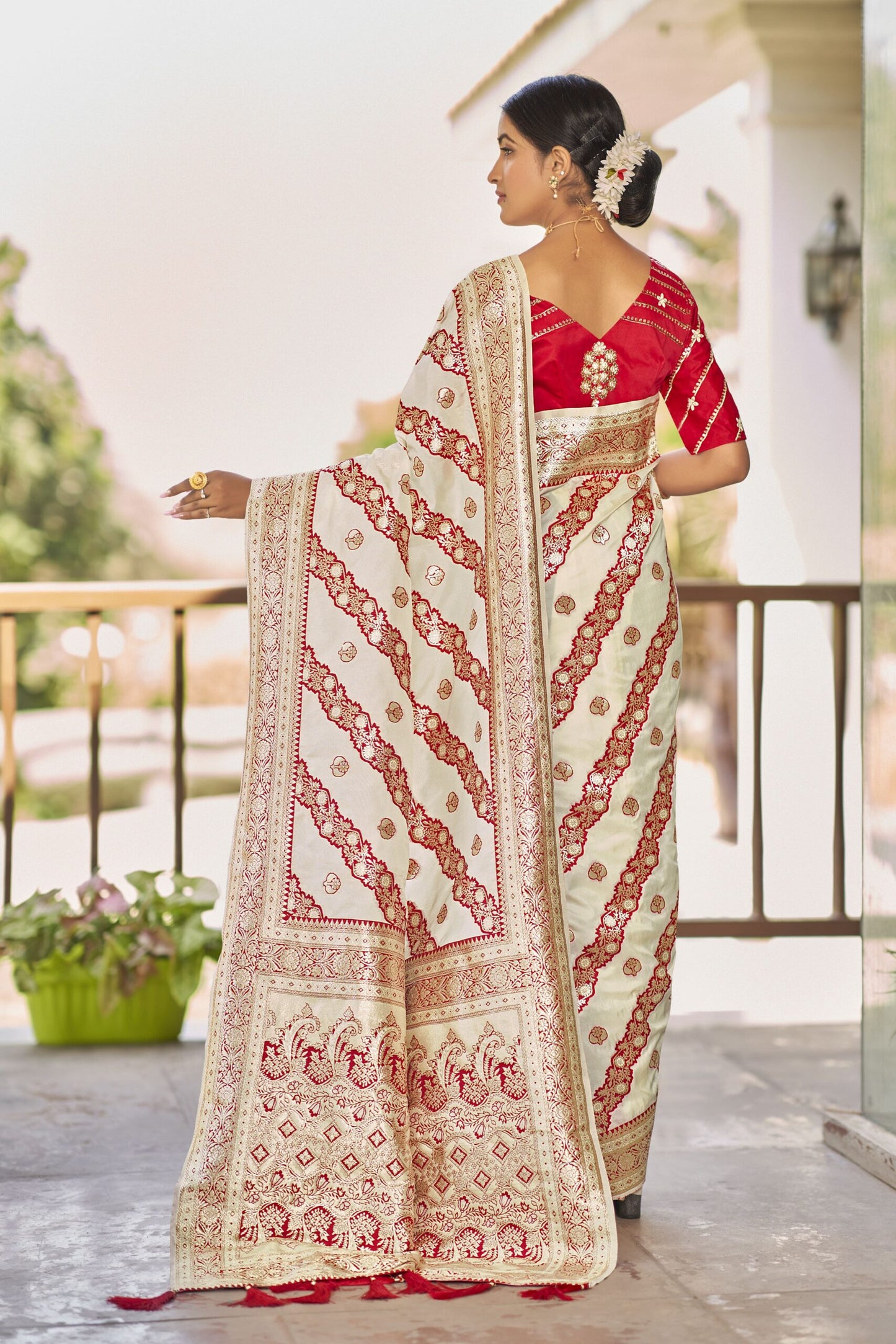 ZEEKHA Woven Kanjivaram Jacquard Silk Withe Embroidery Work blouse Saree (White)-ZSEIELK01