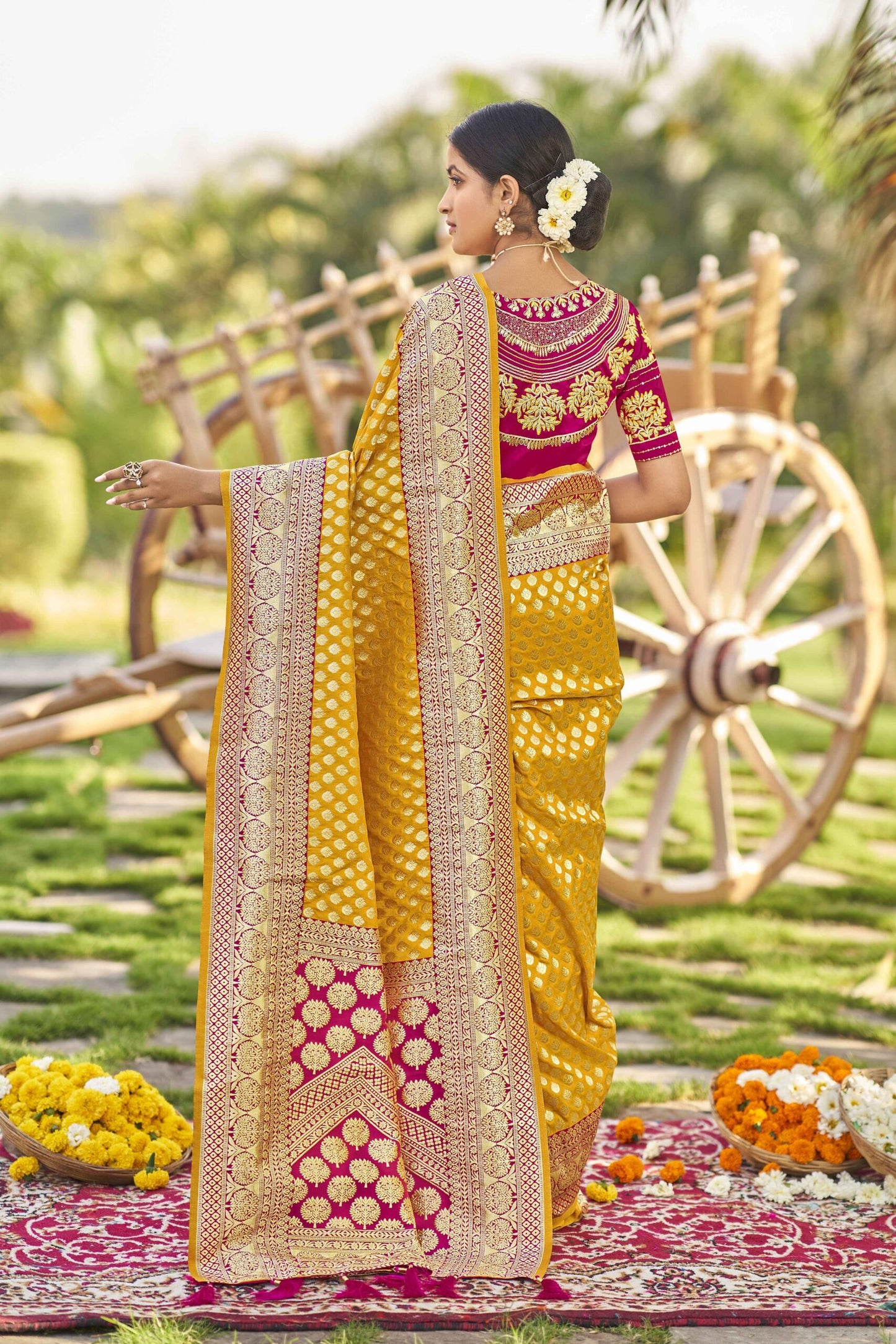 ZEEKHA Woven Kanjivaram Jacquard Silk Withe Embroidery Work blouse Saree  (Yellow)-ZSEIELK01