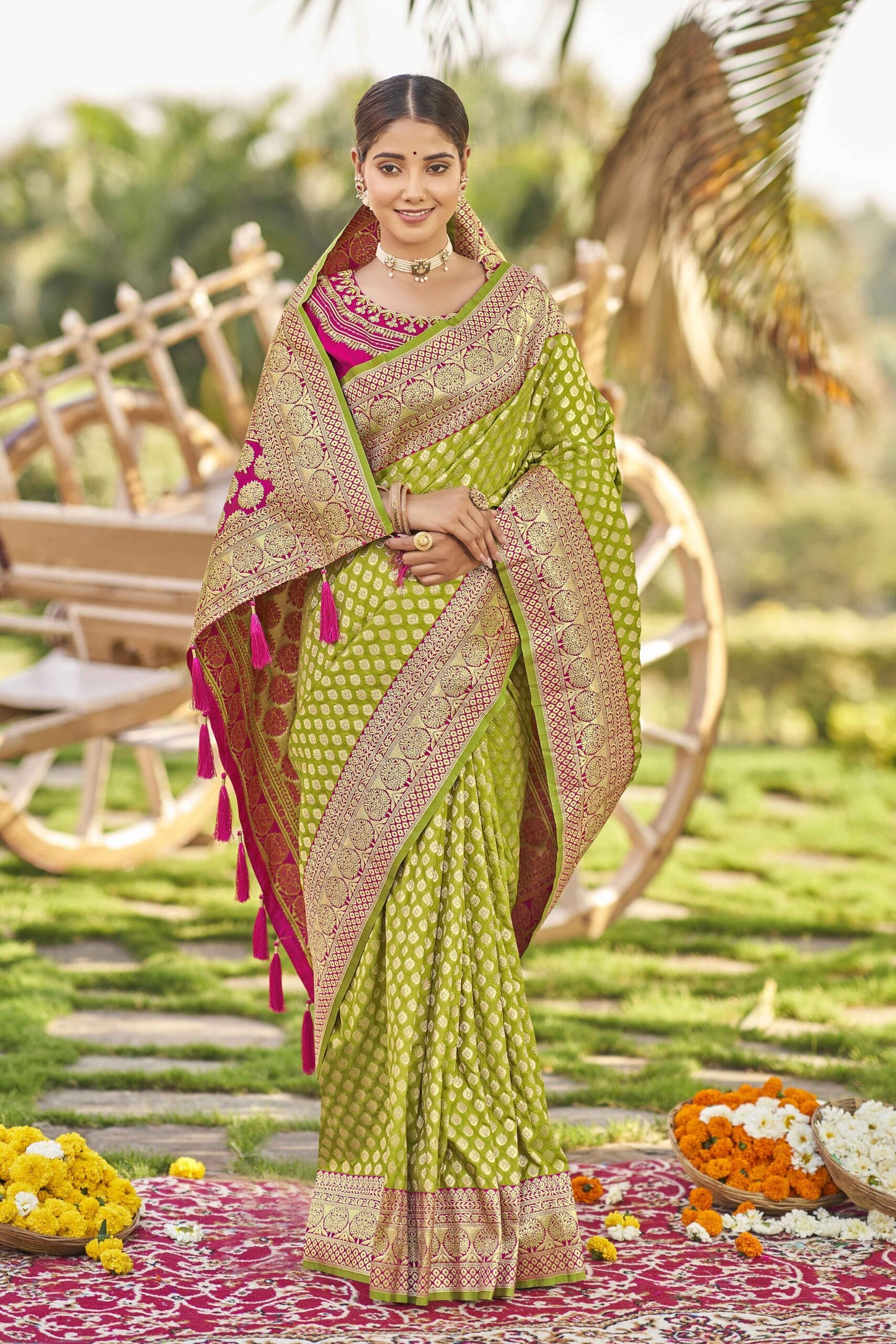 ZEEKHA Woven Kanjivaram Jacquard Silk Withe Embroidery Work blouse  Saree  (Green)-ZSEIELK01