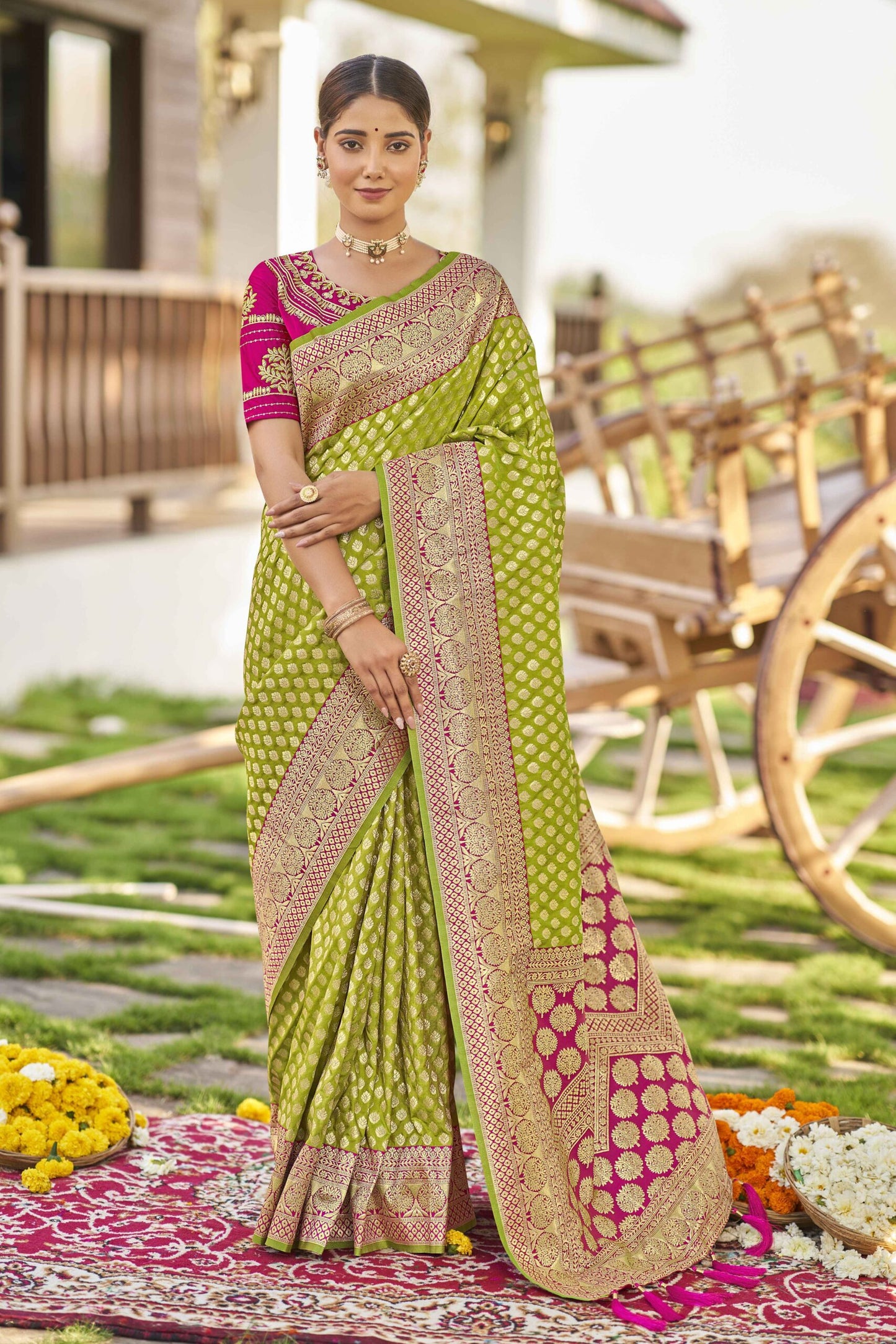 ZEEKHA Woven Kanjivaram Jacquard Silk Withe Embroidery Work blouse  Saree  (Green)-ZSEIELK01