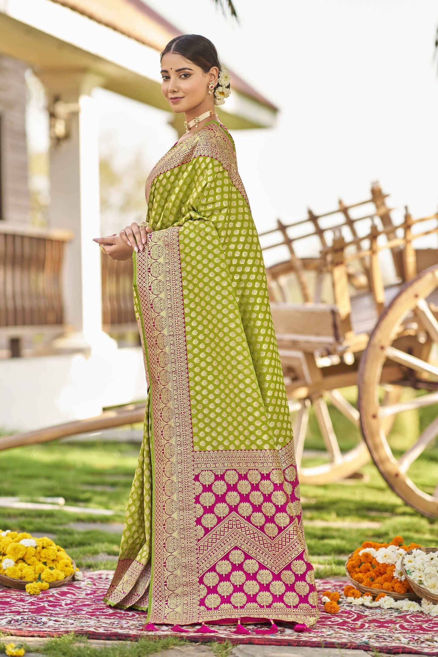 ZEEKHA Woven Kanjivaram Jacquard Silk Withe Embroidery Work blouse  Saree  (Green)-ZSEIELK01