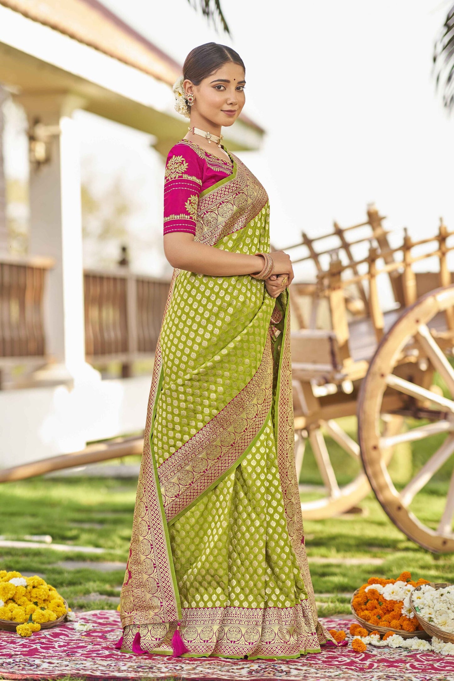 ZEEKHA Woven Kanjivaram Jacquard Silk Withe Embroidery Work blouse  Saree  (Green)-ZSEIELK01