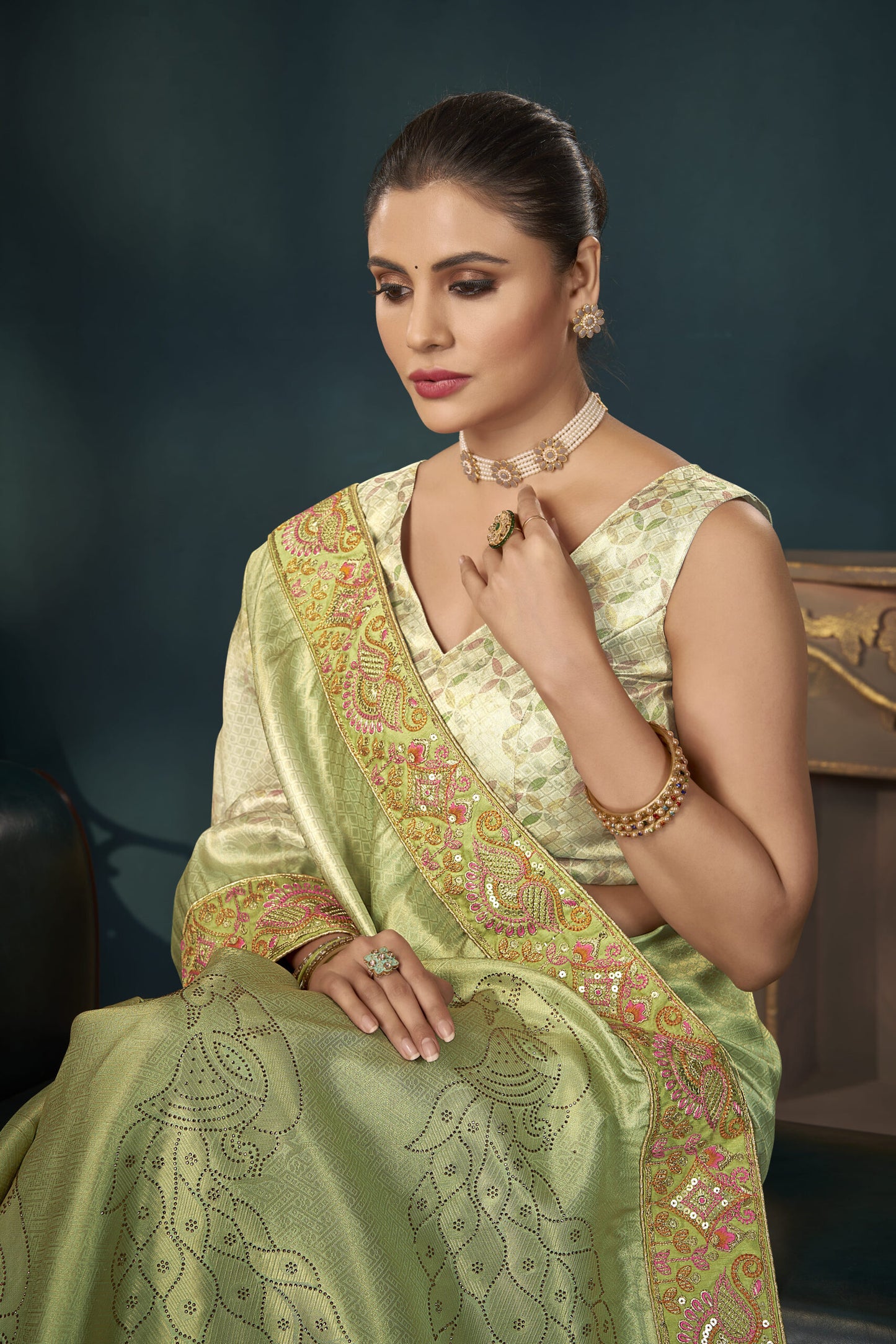 ZEEKHA Woven Banarasi Silk Blend Saree  (Light Green)-ZSEIELK01