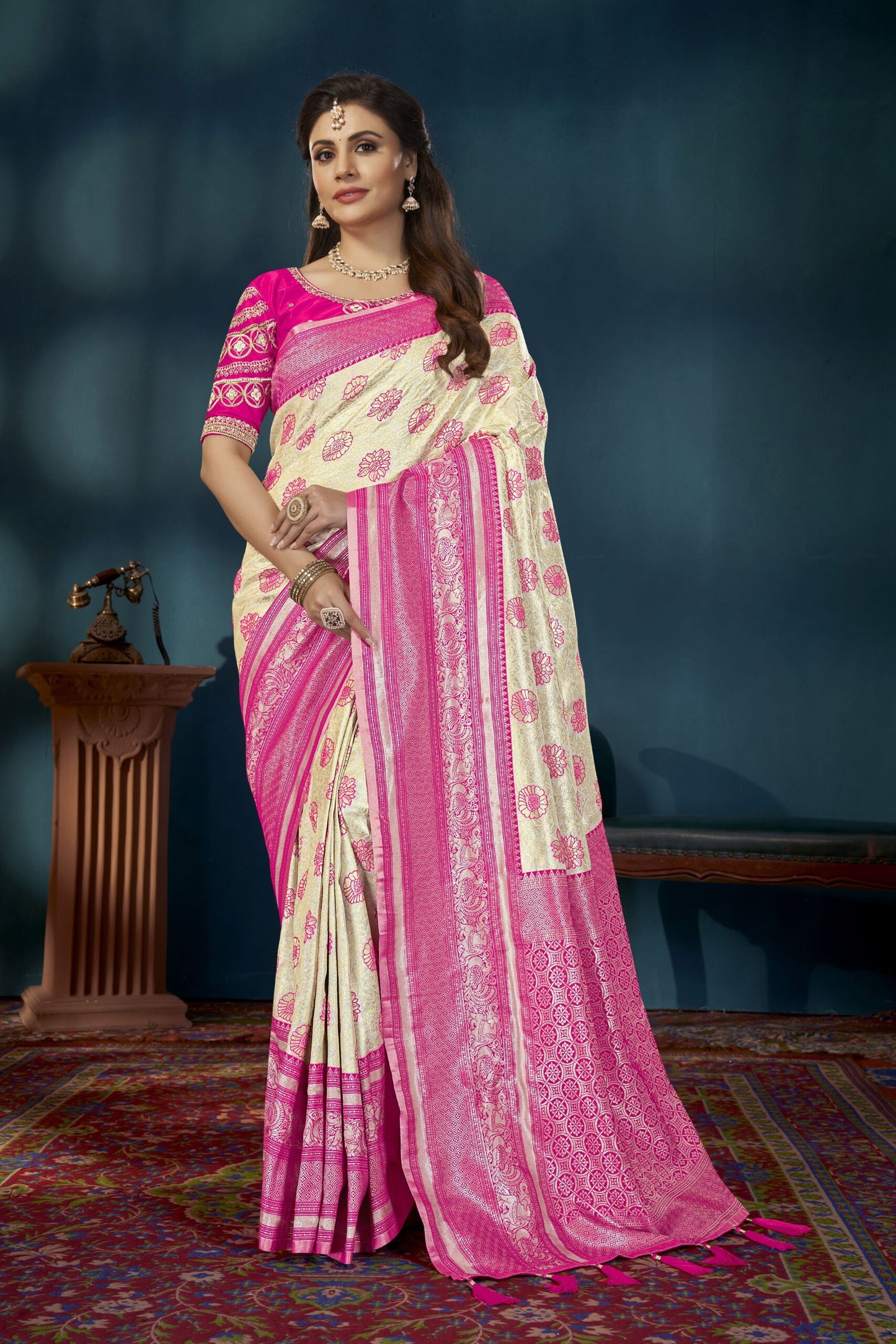 ZEEKHA Woven Banarasi Silk Withe Embroidery Work blouse  Saree  (Pink)-ZSEIELK01