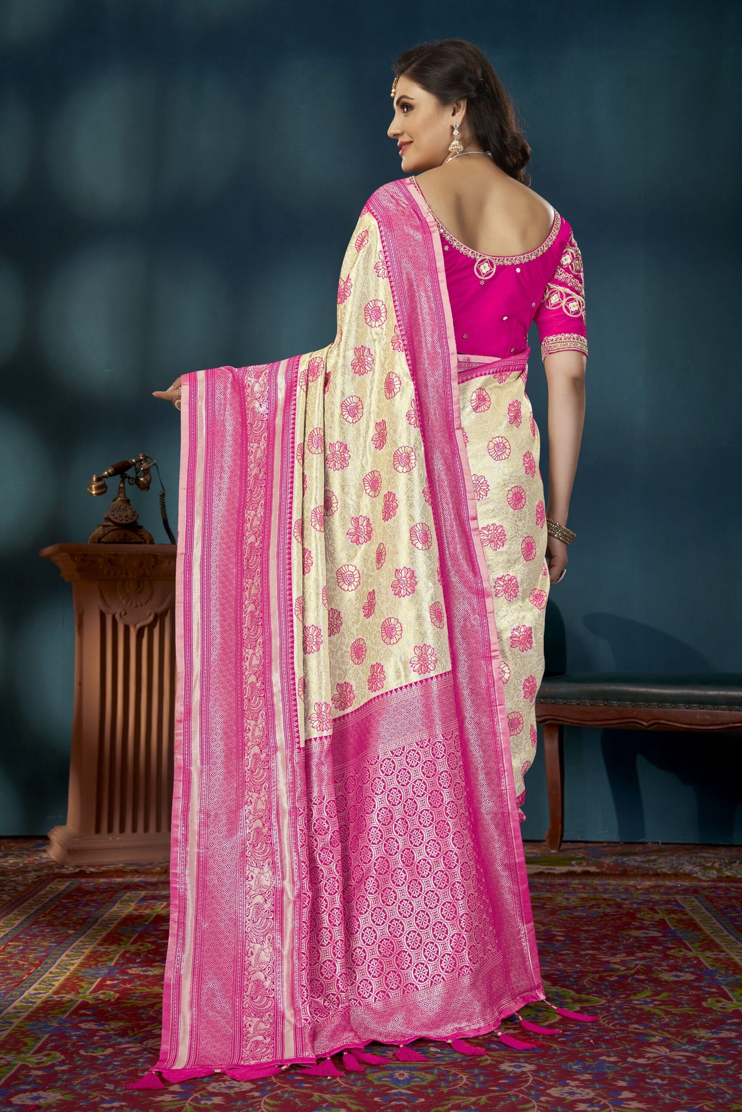 ZEEKHA Woven Banarasi Silk Withe Embroidery Work blouse  Saree  (Pink)-ZSEIELK01