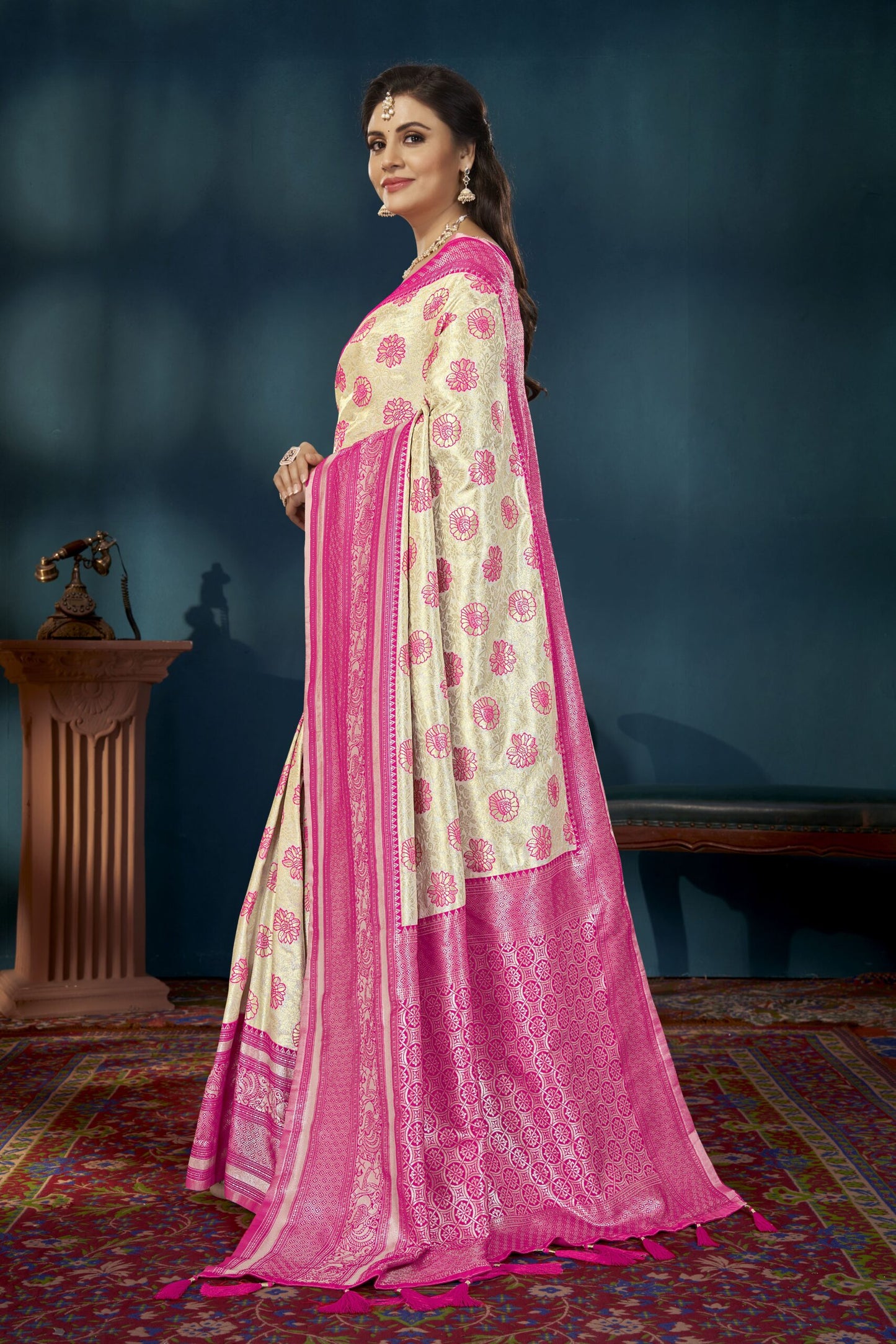 ZEEKHA Woven Banarasi Silk Withe Embroidery Work blouse  Saree  (Pink)-ZSEIELK01