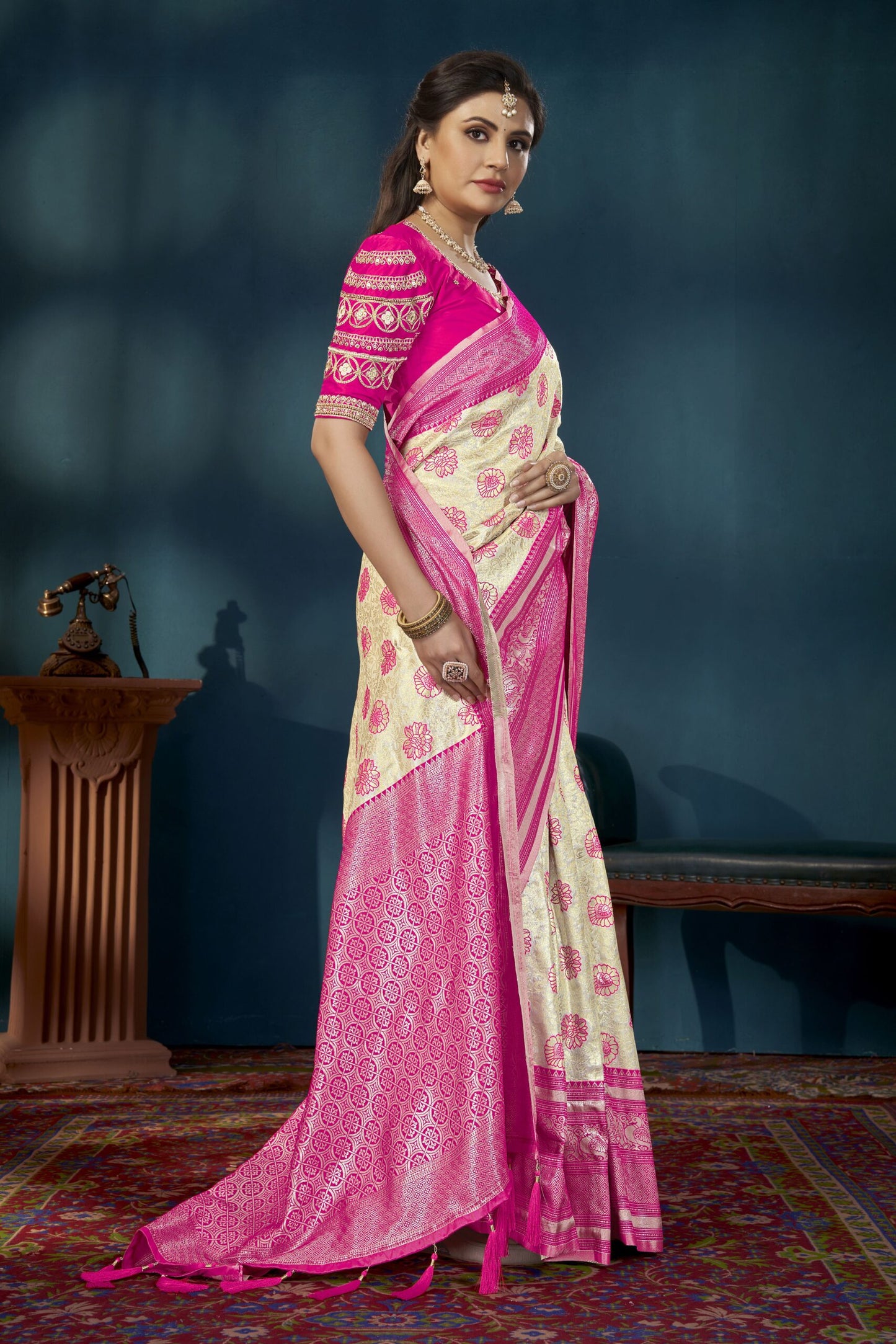 ZEEKHA Woven Banarasi Silk Withe Embroidery Work blouse  Saree  (Pink)-ZSEIELK01