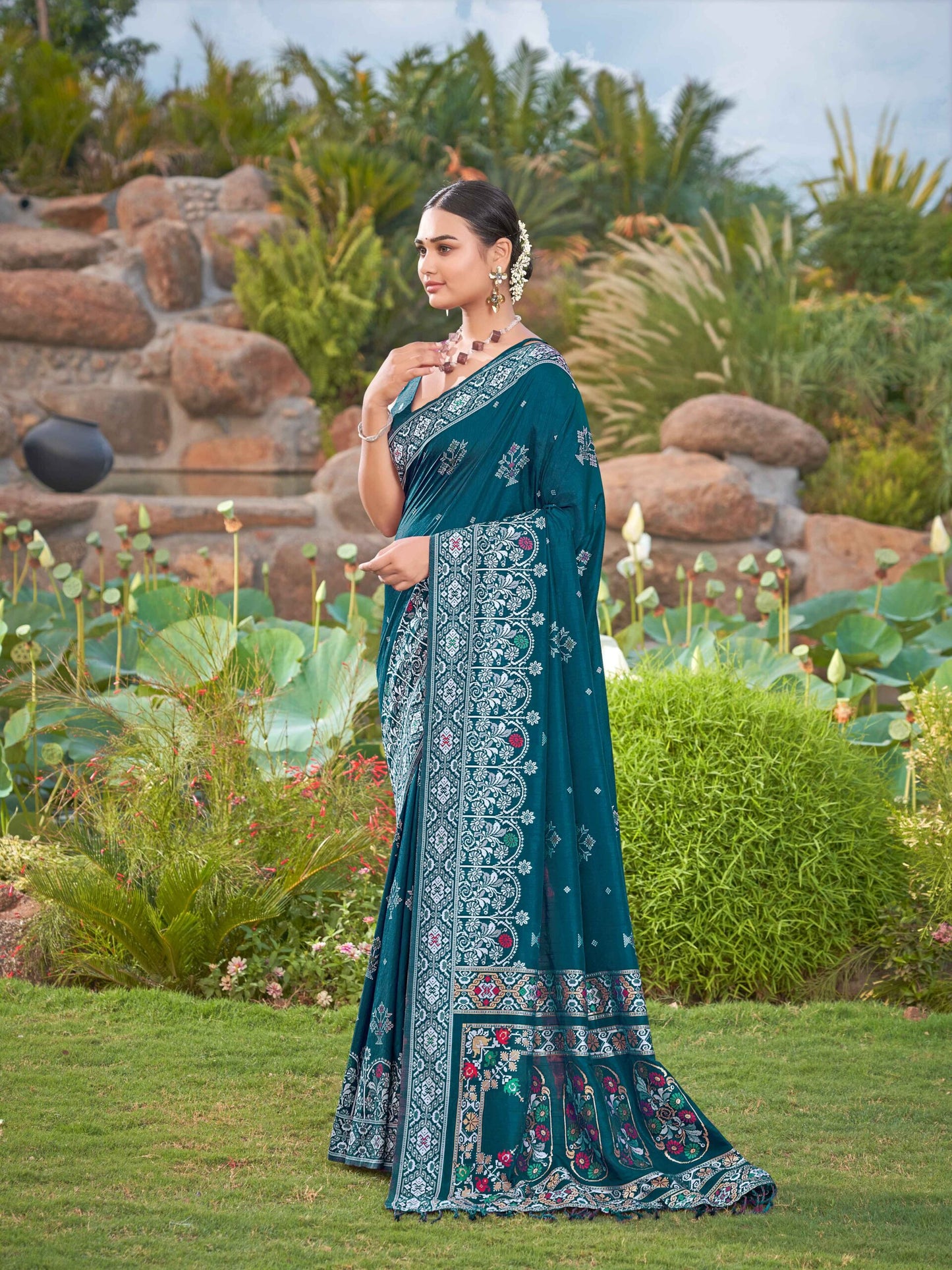 ZEEKHA Woven Jequard Nylon Dola Silk  Saree (Morpish) - ZSEIELK01