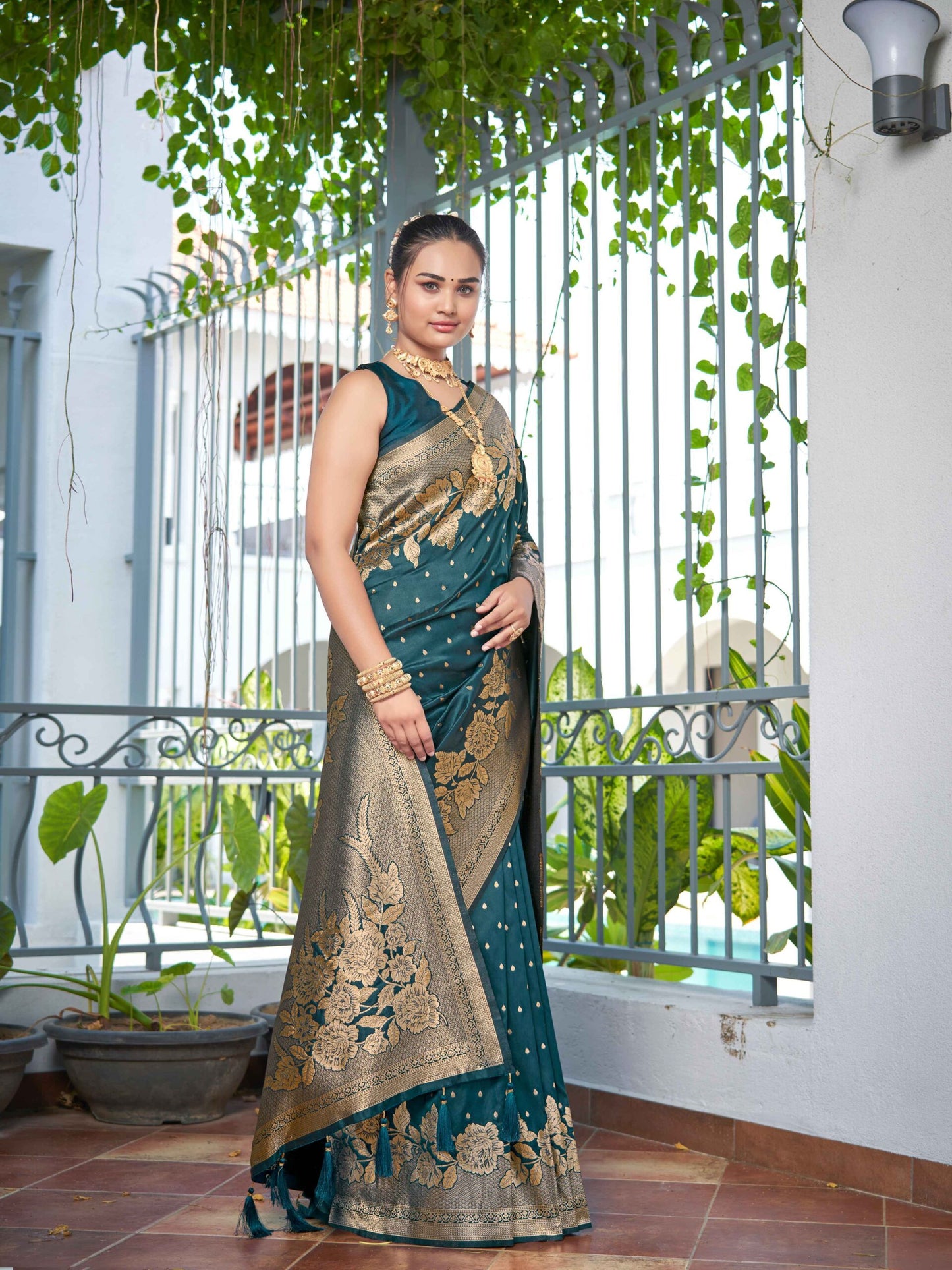 ZEEKHA Woven Banarasi Jequard Silk  Saree (RAMA-GREEN)-ZSEIELK01