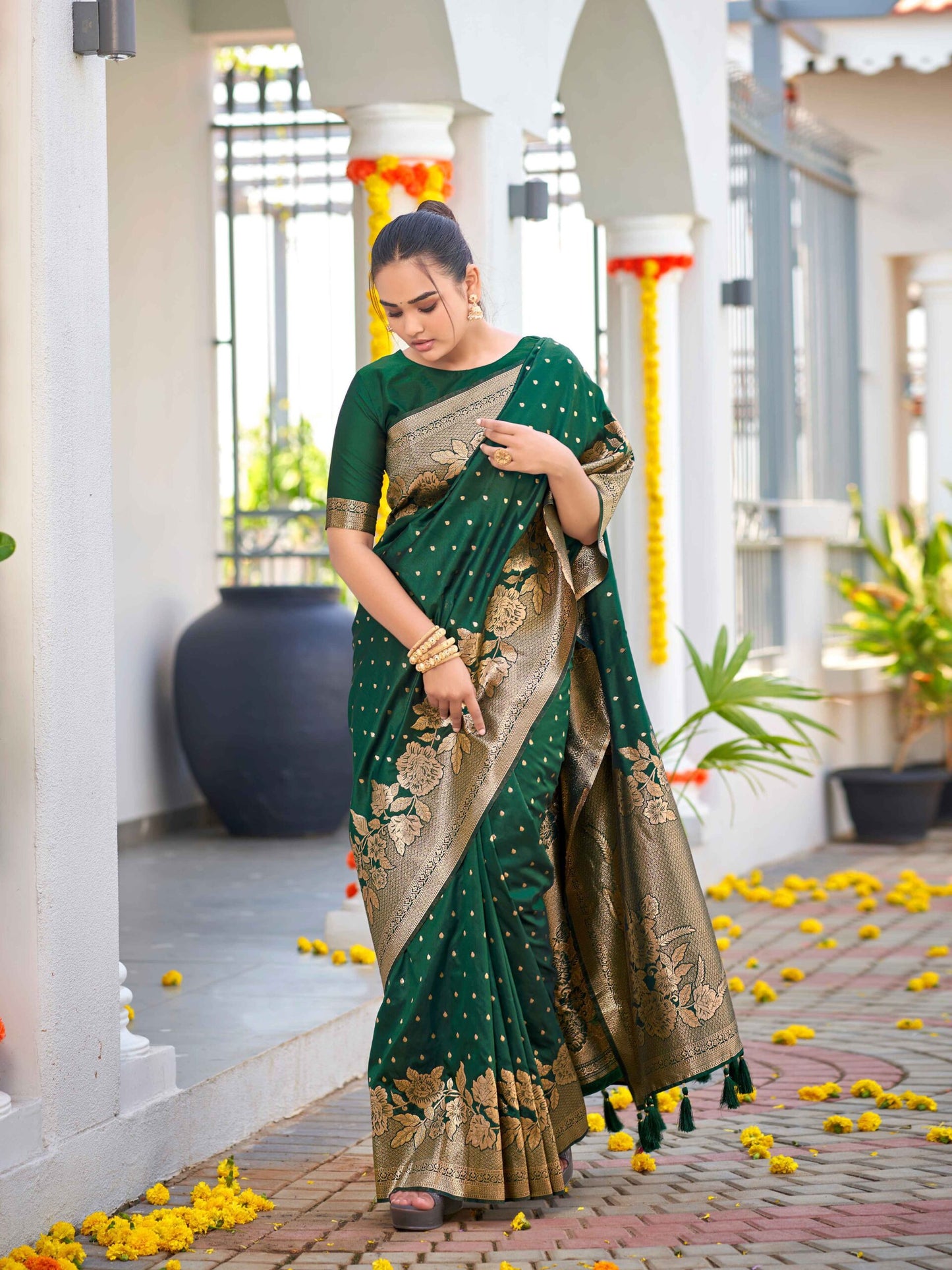 ZEEKHA Woven Banarasi Jequard Silk  Saree (Green)-ZSEIELK01