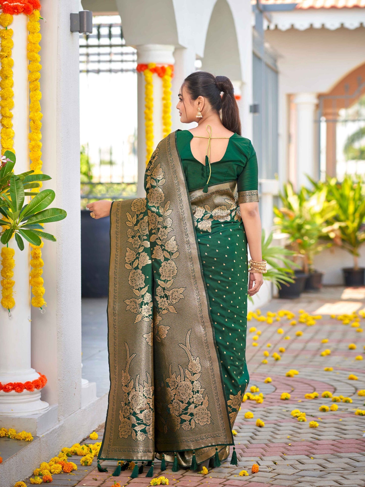 ZEEKHA Woven Banarasi Jequard Silk  Saree (Green)-ZSEIELK01