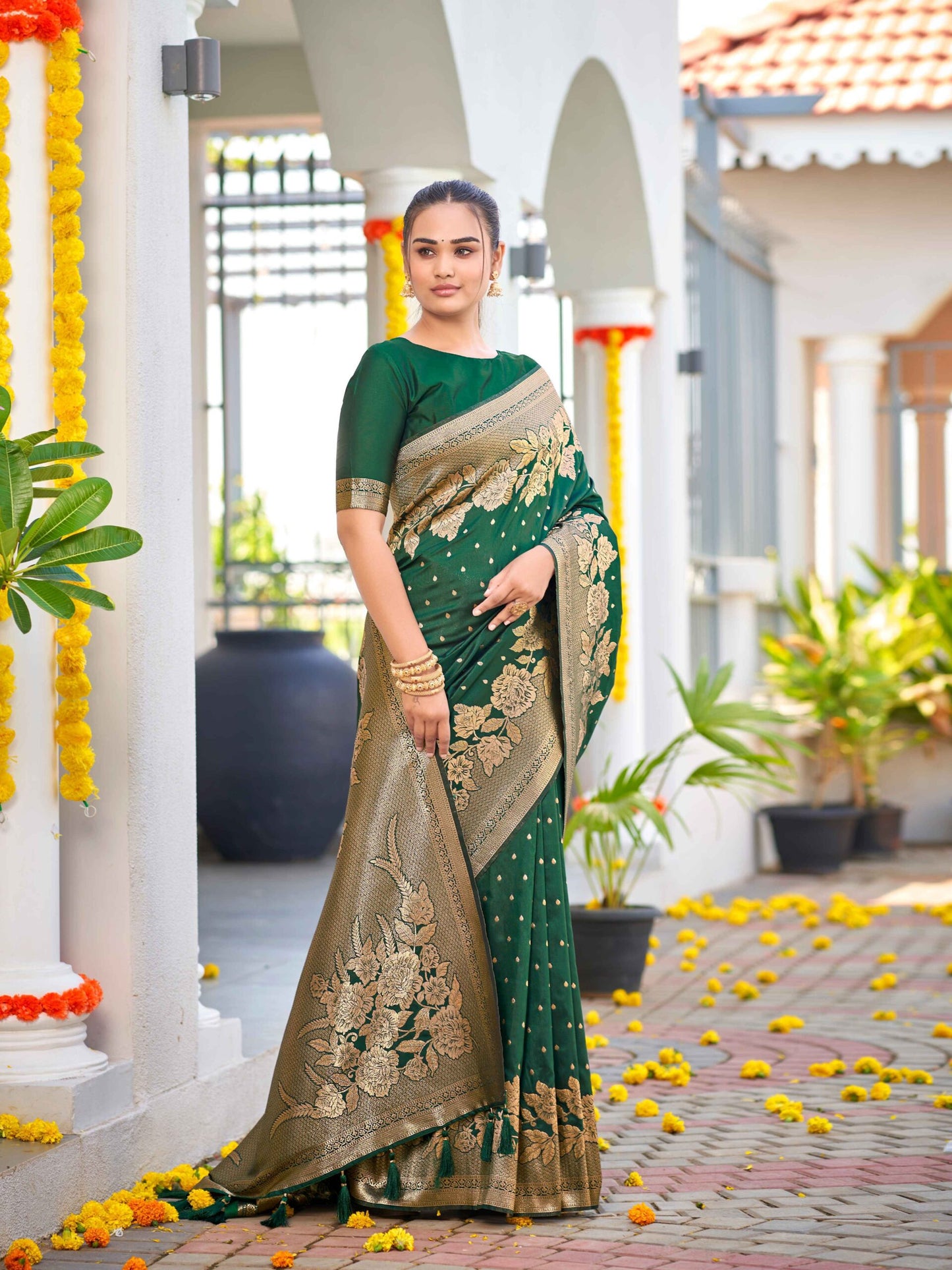 ZEEKHA Woven Banarasi Jequard Silk  Saree (Green)-ZSEIELK01