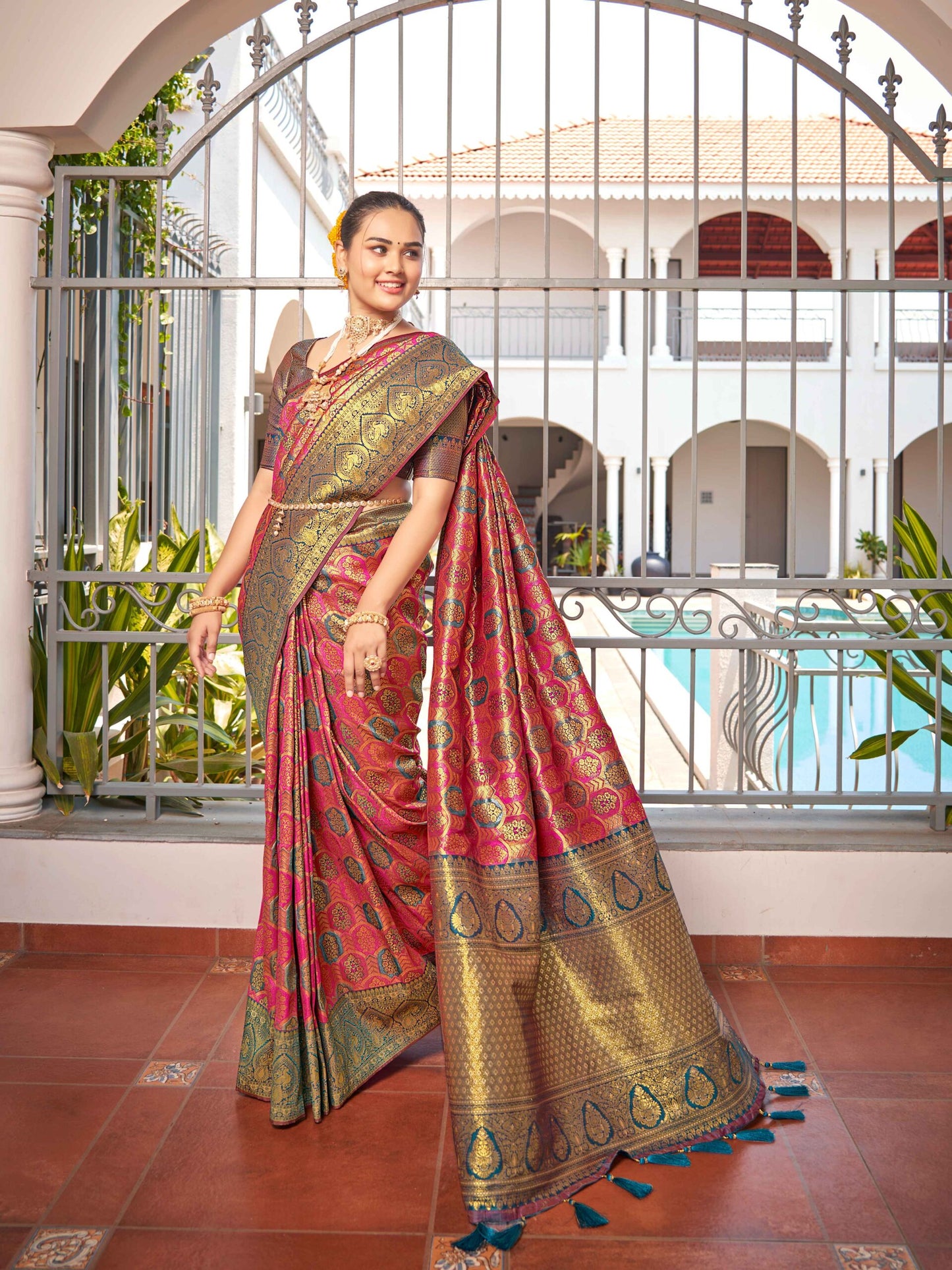 ZEEKHA Woven Banarasi Jequard Patola Style Silk  Saree (Pink)-ZSEIELK01