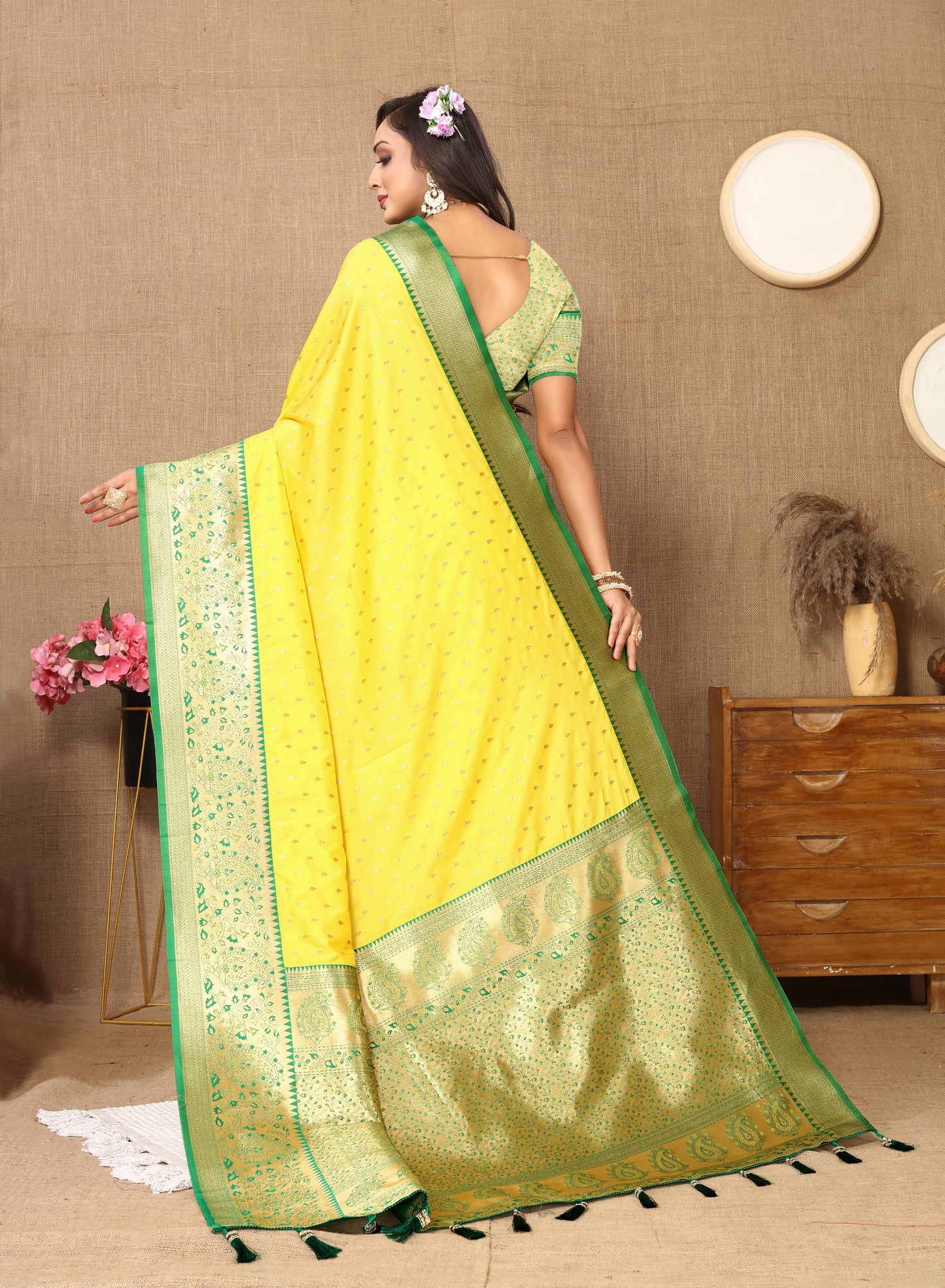 luxurious designer Women's Soft  silk saree with zari weawing design  and  Rich Zari weawing silk saree